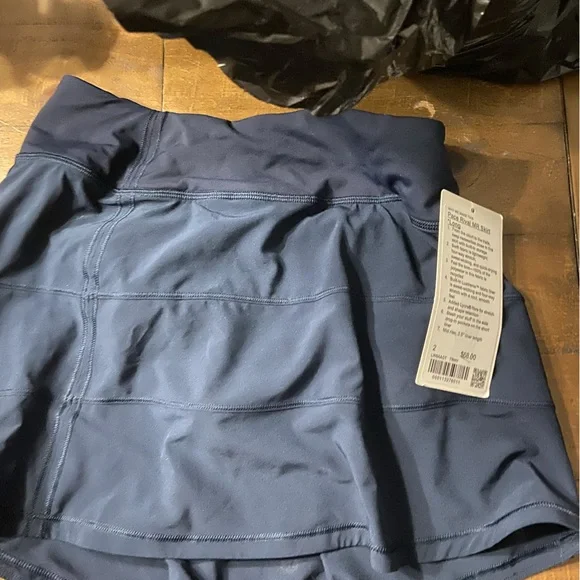 Lululemon clothing lot size 2-4 - Picture 4 of 7